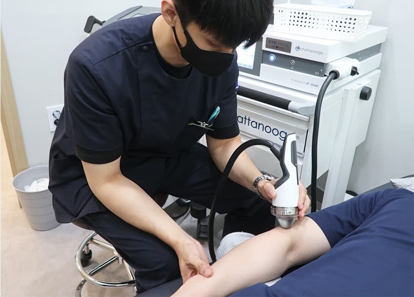 팔꿈치 체외충격파 시술 장면